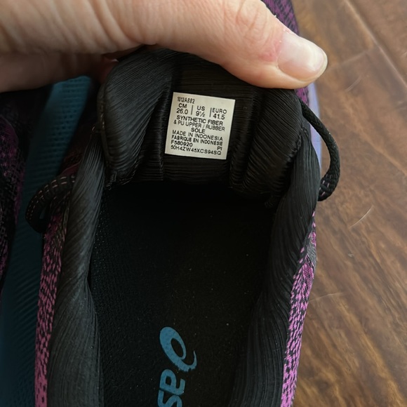 ASICS - Picture 2 of 4